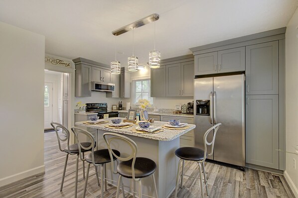 Jääkaappi, mikroaaltouuni, uuni, liesi