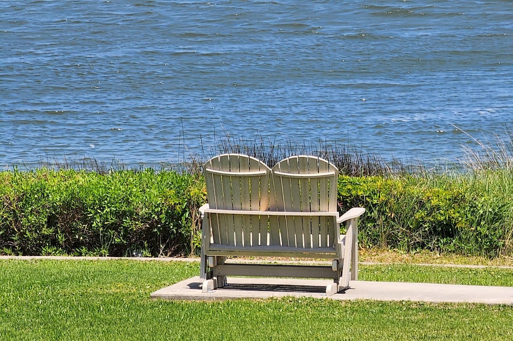 Studio condo with amazing water views, short walk to the beach