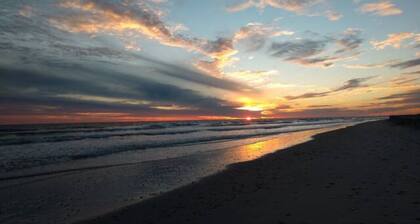 Studio condo with amazing water views, short walk to the beach