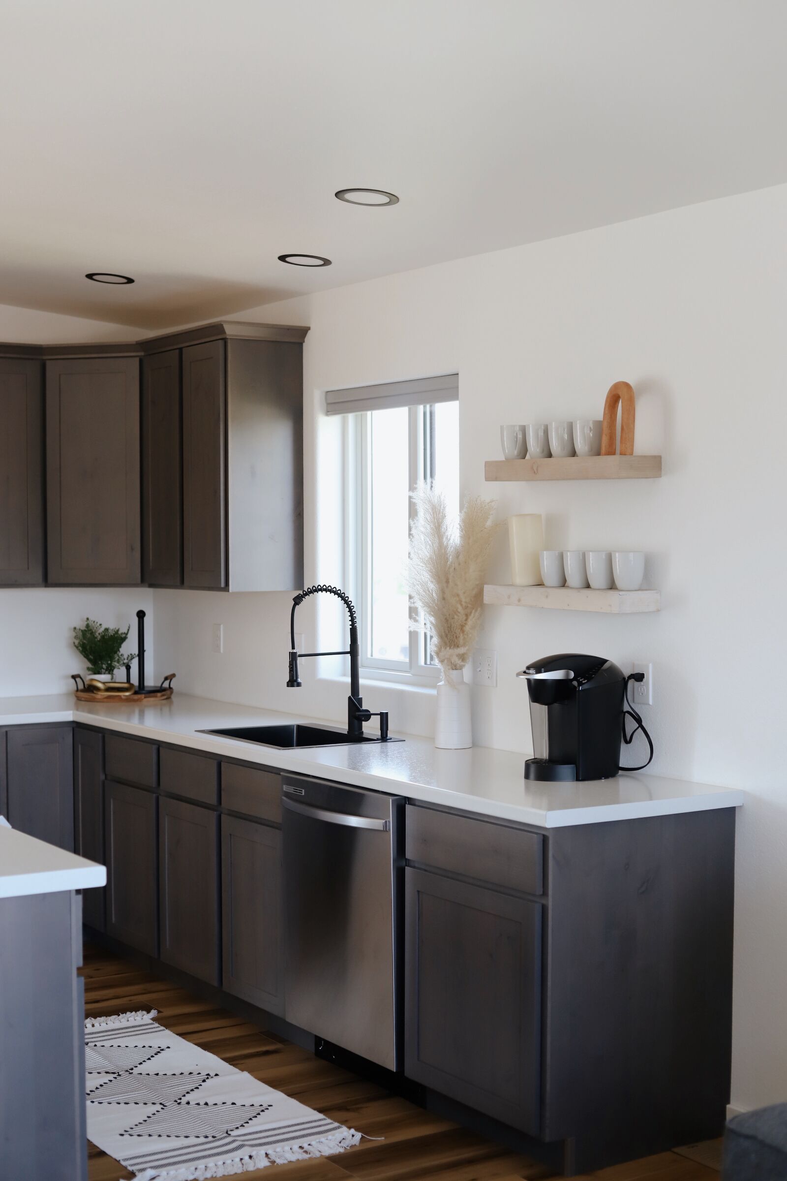 MODERN + CHIC HOUSE W HOT TUB + SAUNA + GAME ROOM