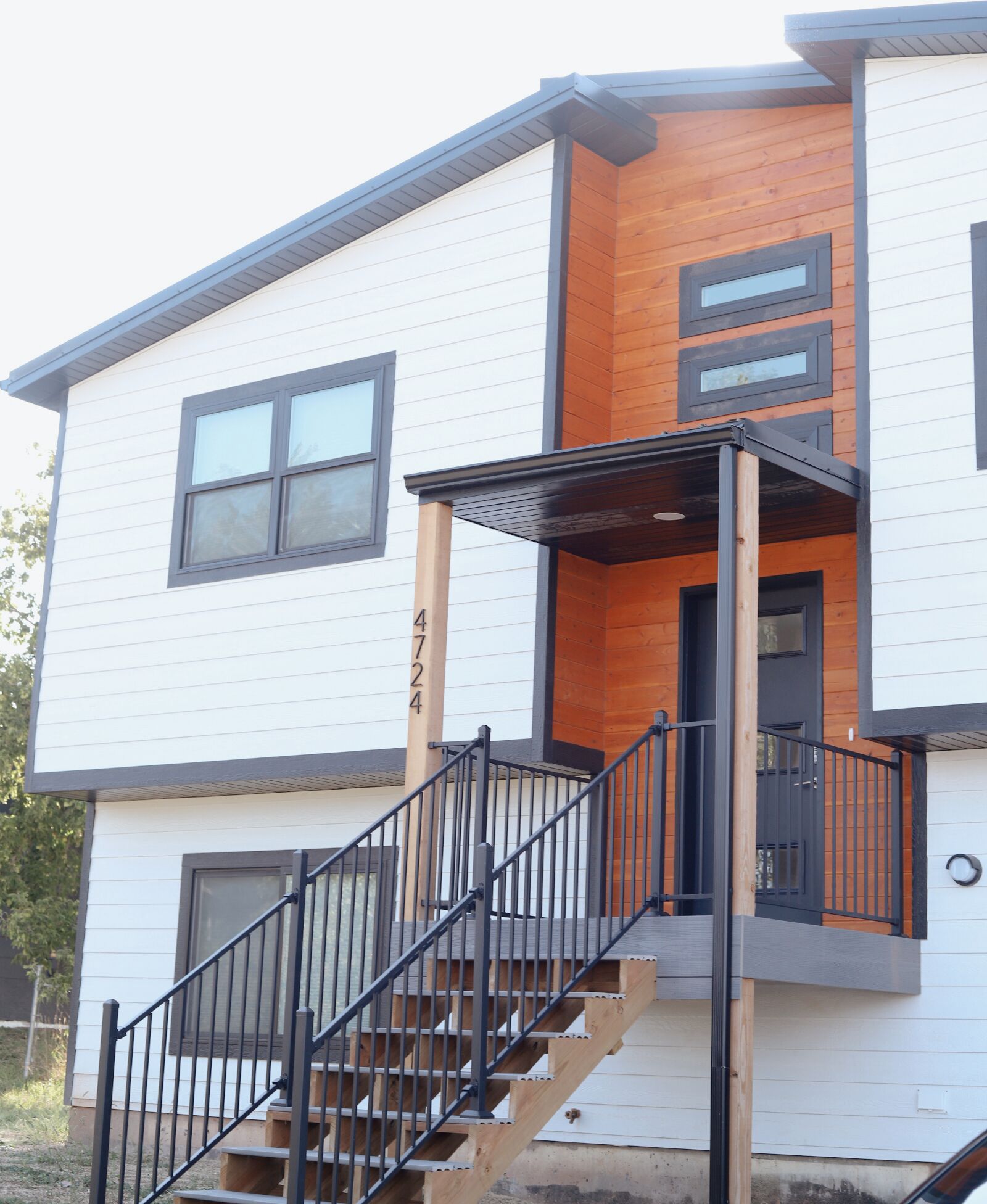 MODERN + CHIC HOUSE W HOT TUB + SAUNA + GAME ROOM