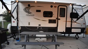 Un camping-car Coachmen avec une table de pique-nique à l’avant.