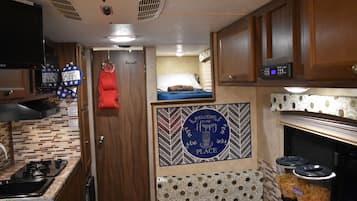 Een koelkast, een microgolfoven, een kookplaat