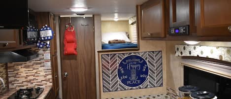 Refrigerador, microondas, placa de cocina, cafetera/tetera