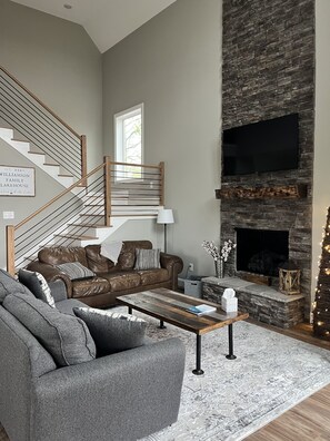 Smart-TV, Kamin, Bücher