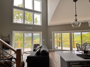 Smart-TV, Kamin, Bücher