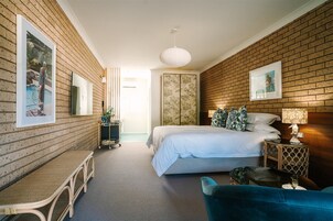 Habitación, vistas a la piscina | Ropa de cama de alta calidad, edredones de plumas, minibar y caja fuerte