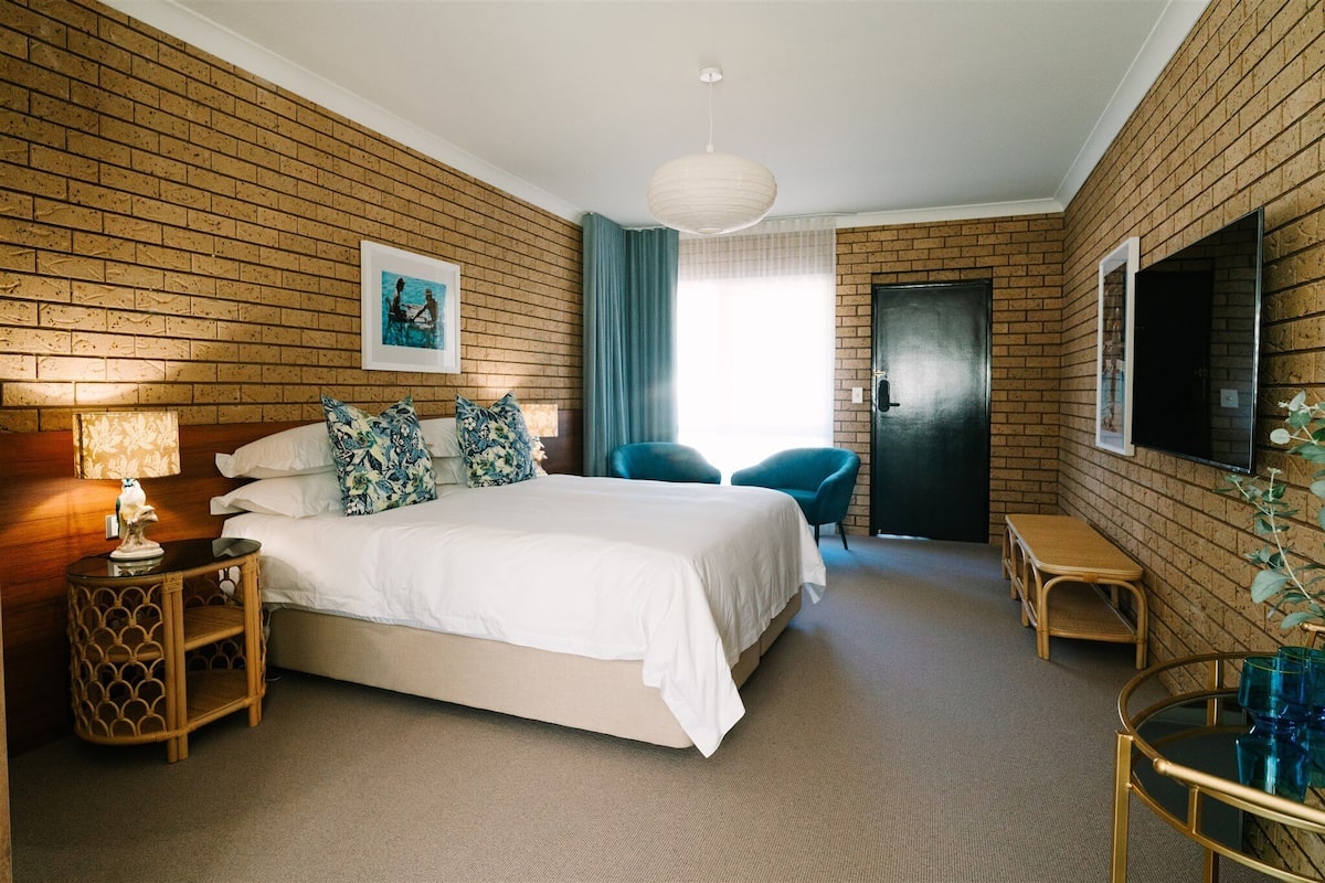Accessible Guest Room | Premium bedding, down comforters, minibar, in-room safe