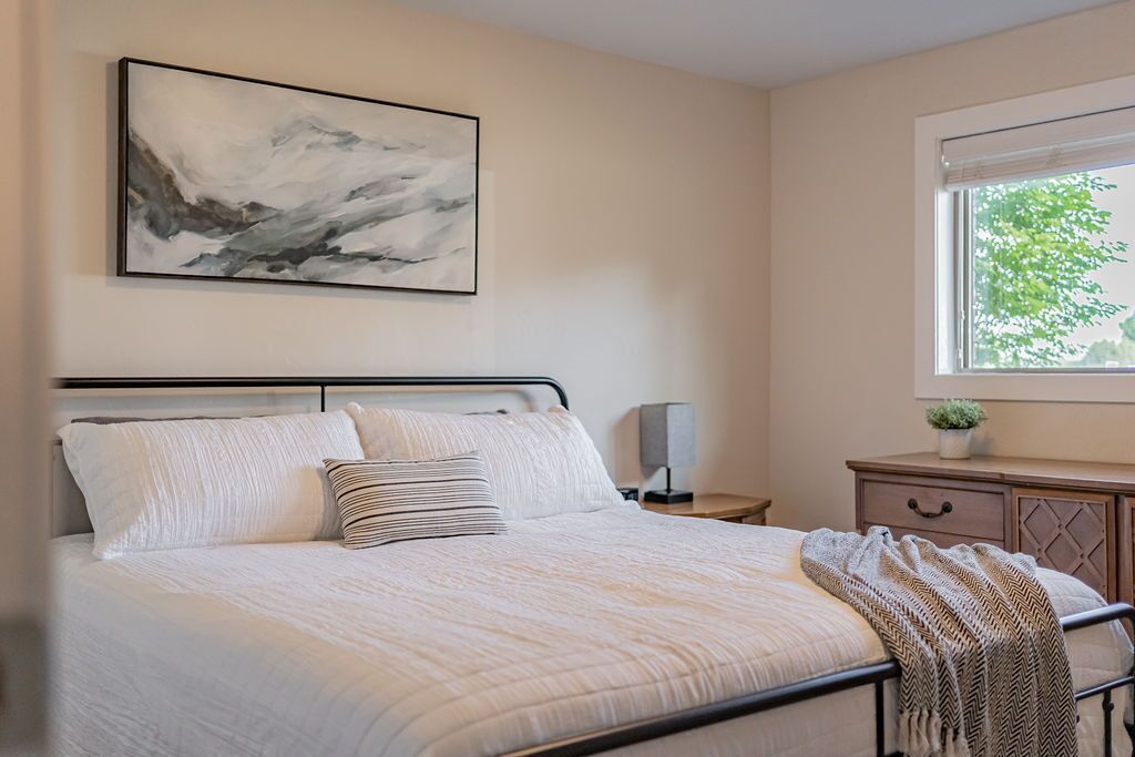 2 Bedroom Guest Suite with Hot Tub and Free Continental Breakfast