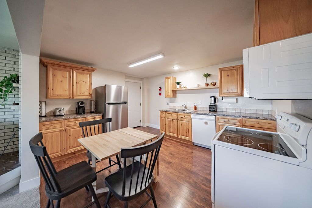 2 Bedroom Guest Suite with Hot Tub and Free Continental Breakfast