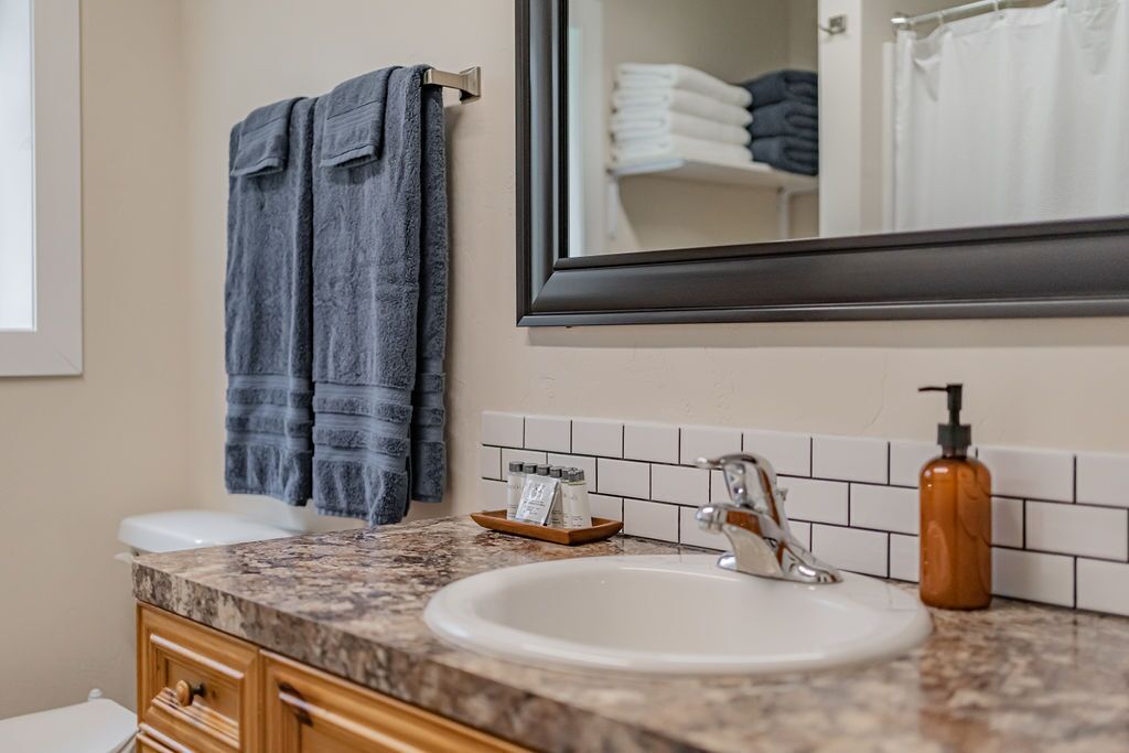 2 Bedroom Guest Suite with Hot Tub and Free Continental Breakfast