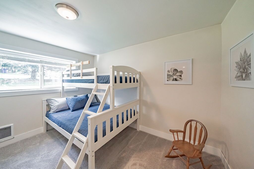 2 Bedroom Guest Suite with Hot Tub and Free Continental Breakfast