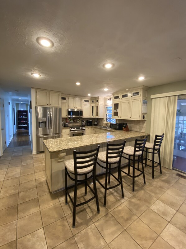 Frigorifero, microonde, forno, piano cottura