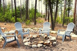 Property grounds - Rare Lakeside home with hot tub & lake views! (Lakeside)