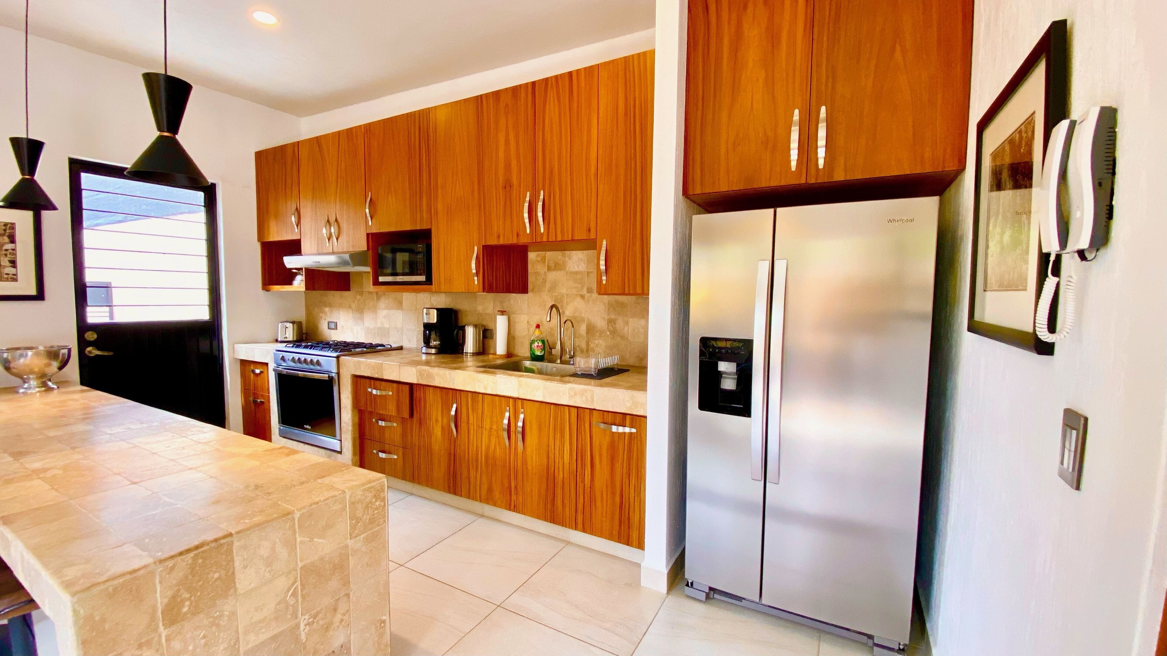 Beautifully Renovated Private 1 Bedroom Guesthouse - Walk to everything.