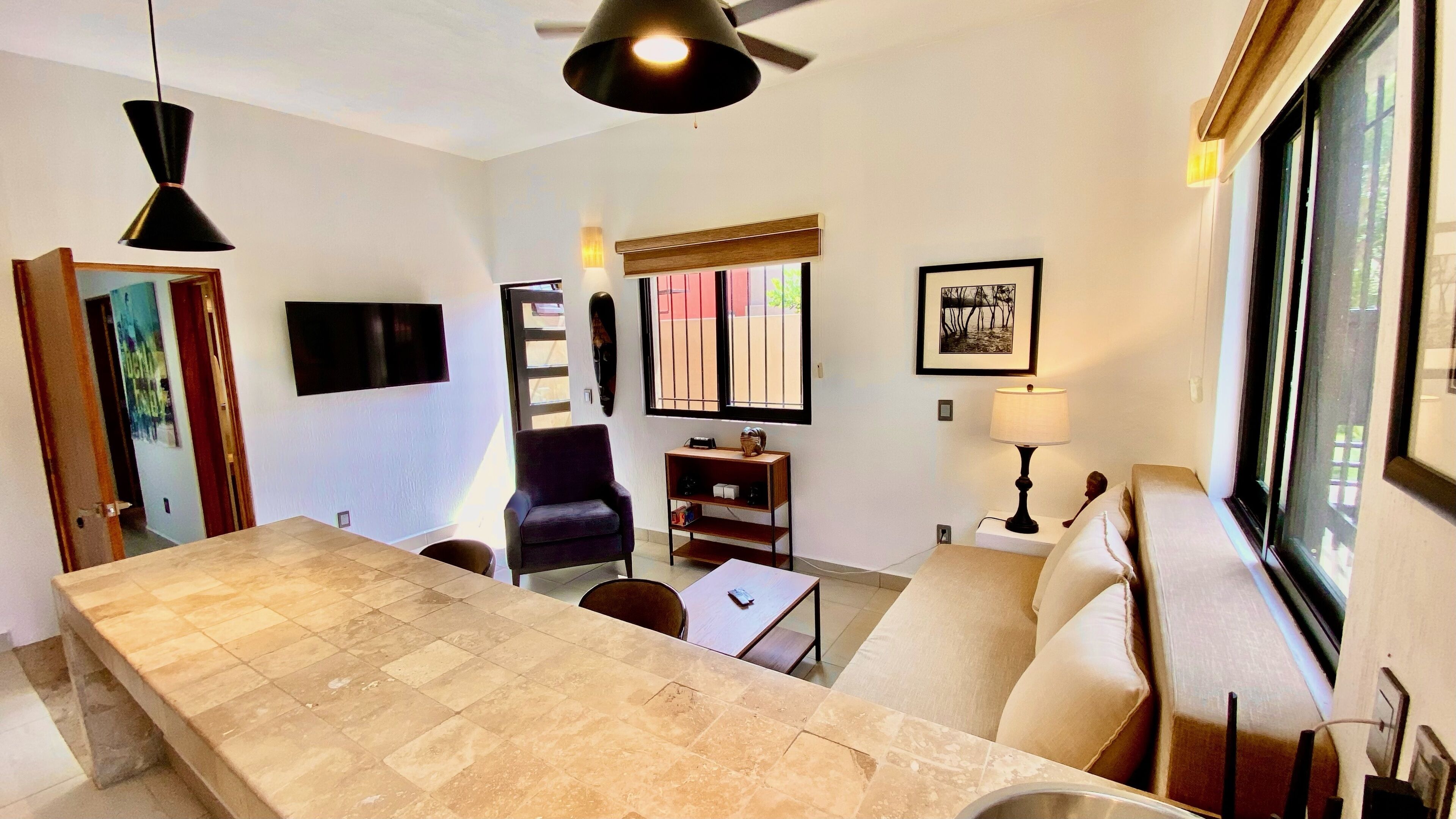 Beautifully Renovated Private 1 Bedroom Guesthouse - Walk to everything.