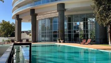 Una piscina al aire libre