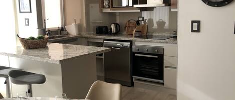 Geladeira, micro-ondas, fogão, cooktop