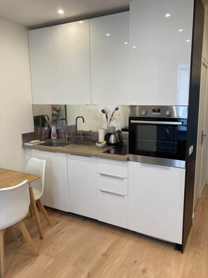 Fridge, microwave, oven, dishwasher - Maison le Bac Apartments (Paris)