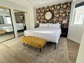 3 soverom, skrivebord, strykejern/-brett og reiseseng for barn