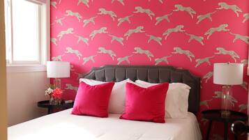 3 soverom, skrivebord, strykejern/-brett og reiseseng for barn