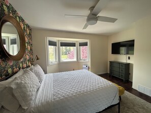 3 bedrooms, desk, iron/ironing board, travel cot