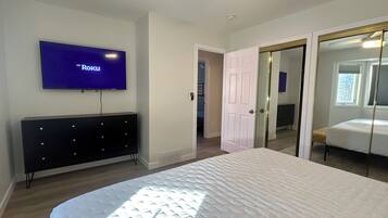 3 Schlafzimmer, Schreibtisch, Bügeleisen/Bügelbrett, Reisekinderbett