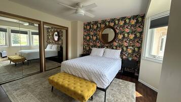 3 bedrooms, desk, iron/ironing board, travel crib