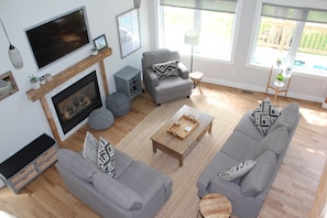 Smart TV, chimenea y libros