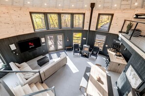 TV connectée, cheminée, console de jeux vidéo, Netflix