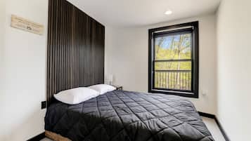 3 bedrooms, desk, iron/ironing board, travel cot