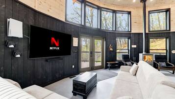 スマートテレビ、暖炉、テレビゲーム機、Netflix