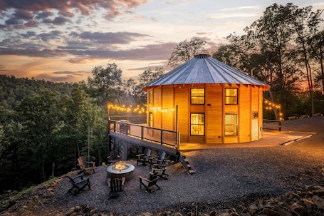 テラス / パティオ. Skyline Yurt: Hot Tub~Wood Stove~WiFi~EVcharger