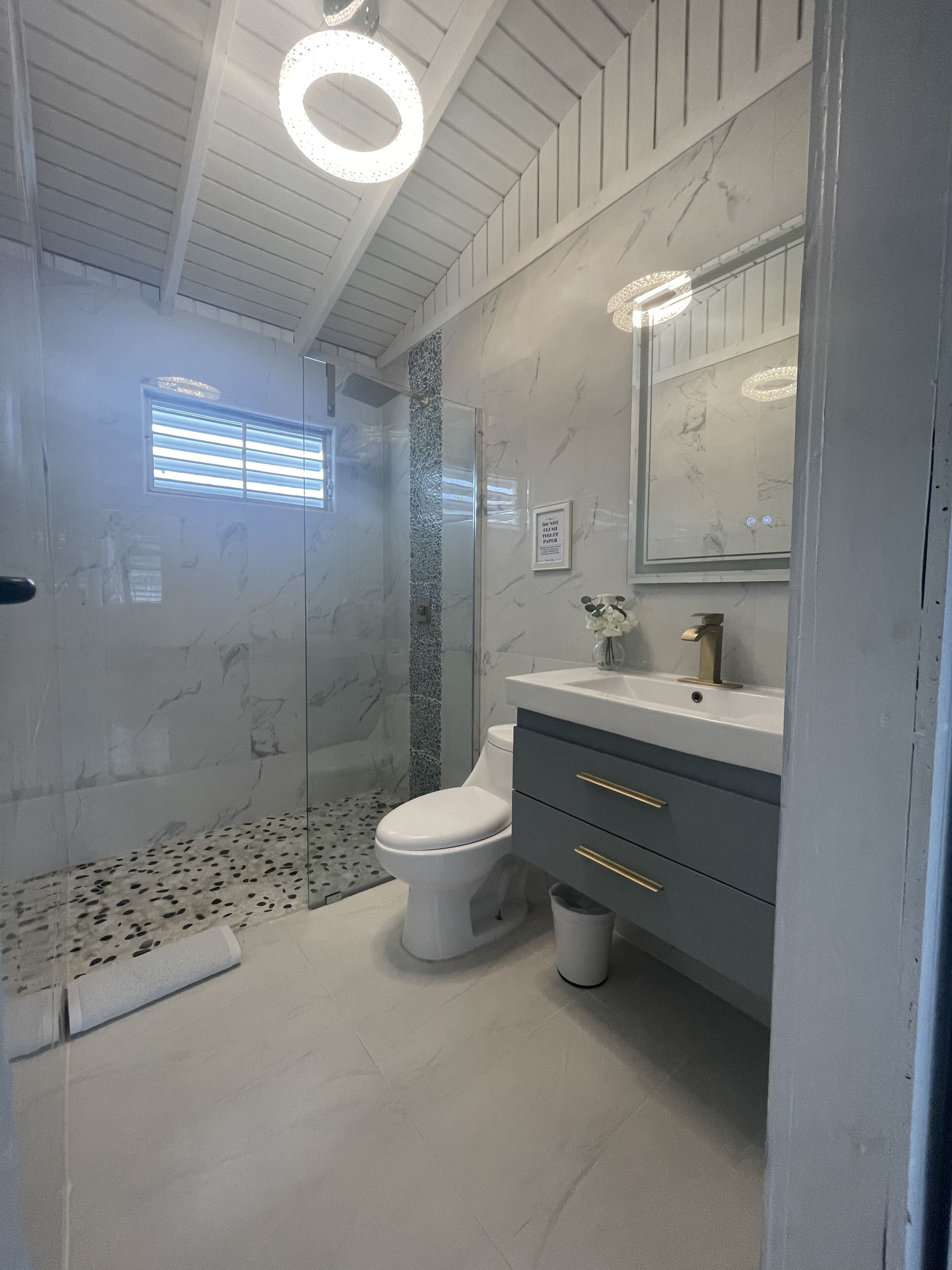 Dusche, Haartrockner, Handtücher, Seife