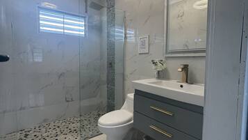 Dusche, Haartrockner, Handtücher, Seife