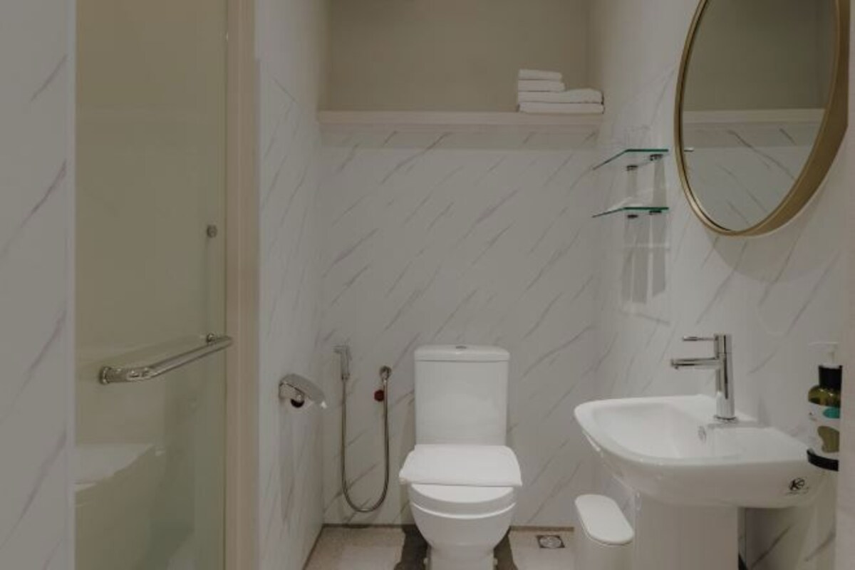Een douche, gratis toiletartikelen, een haardroger, badjassen