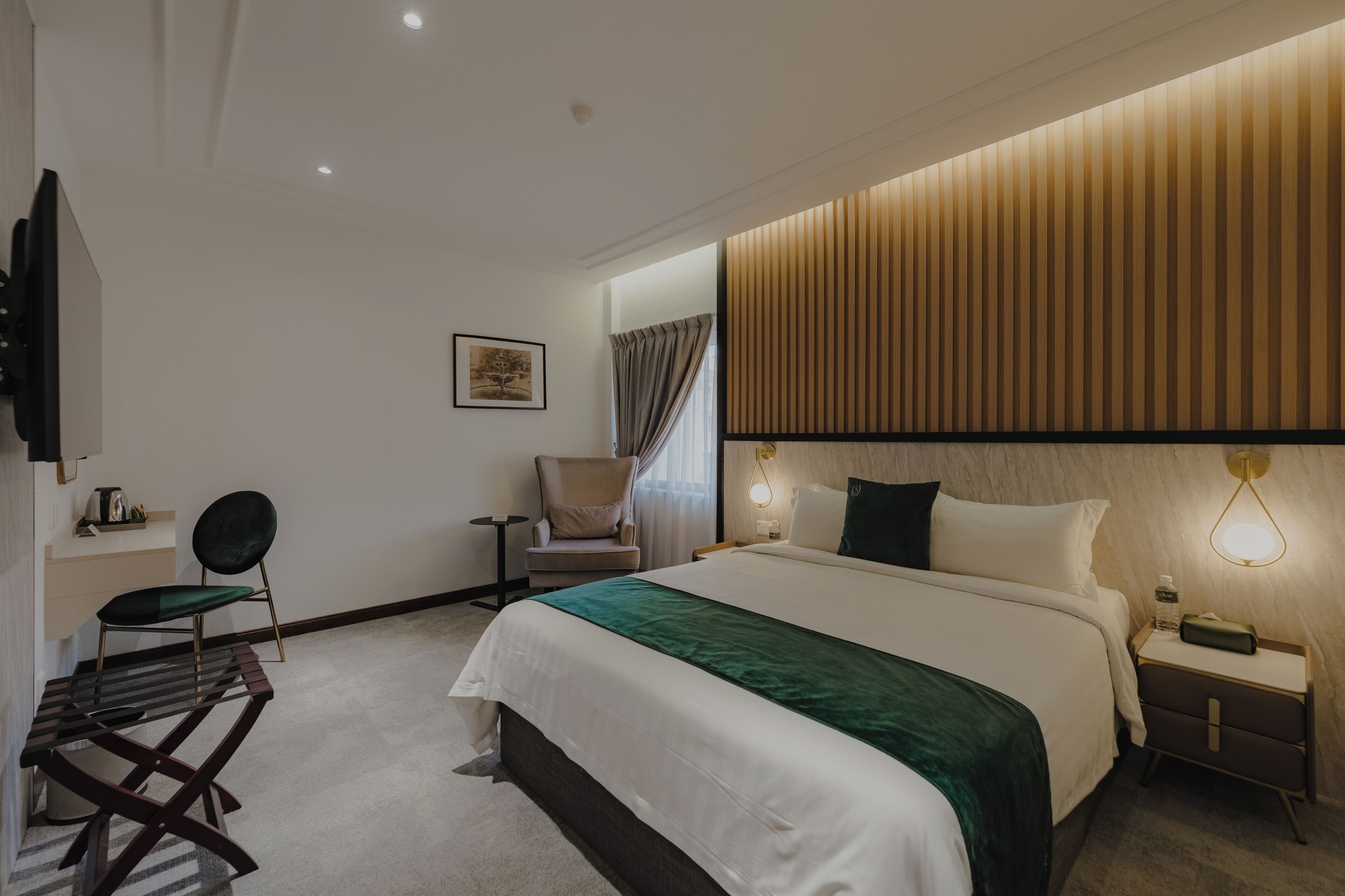 Quarto superior | Roupas de cama premium, cortinas blackout, ferros/tábuas de passar roupa