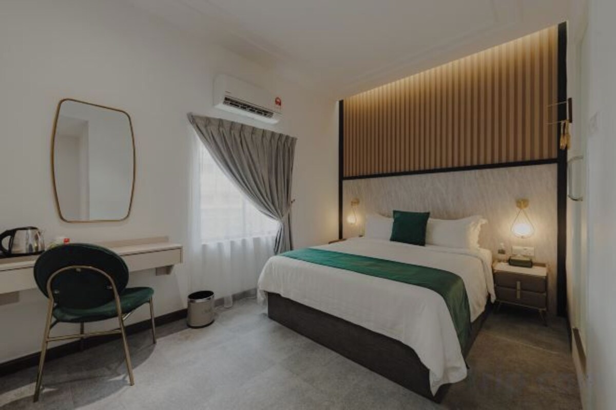 Premium bedding, blackout curtains, iron/ironing board (on request)