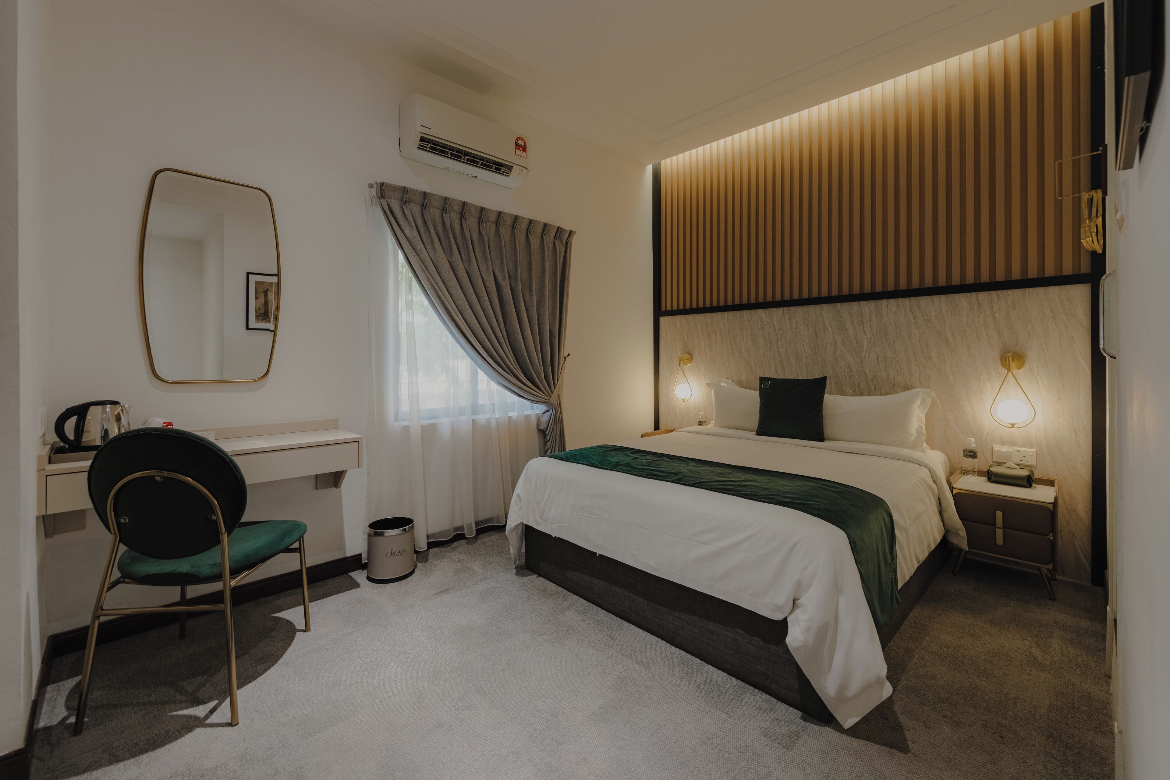 Quarto casal clássico | Roupas de cama premium, cortinas blackout, ferros/tábuas de passar roupa