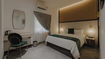 Quarto casal clássico | Roupas de cama premium, cortinas blackout, ferros/tábuas de passar roupa