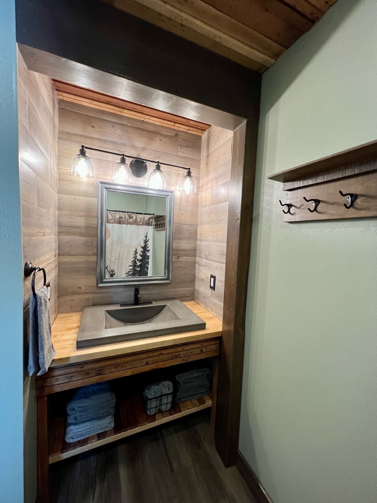 Cozy Lakeview cottage - Ideal fishing, snowmobiling access, peak fall colors! 