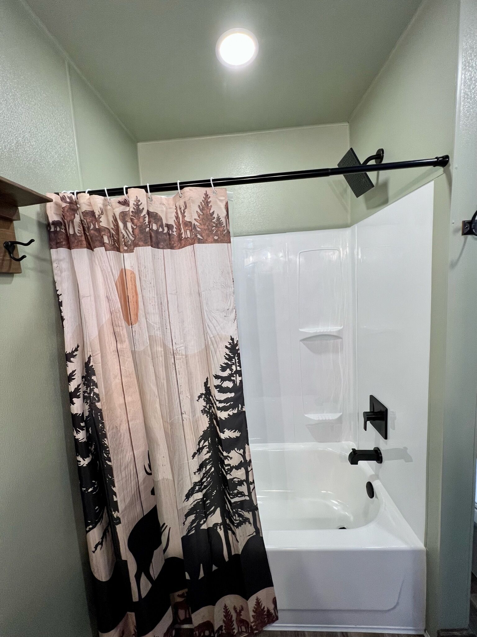 Cozy Lakeview cottage - Ideal fishing, snowmobiling access, peak fall colors! 