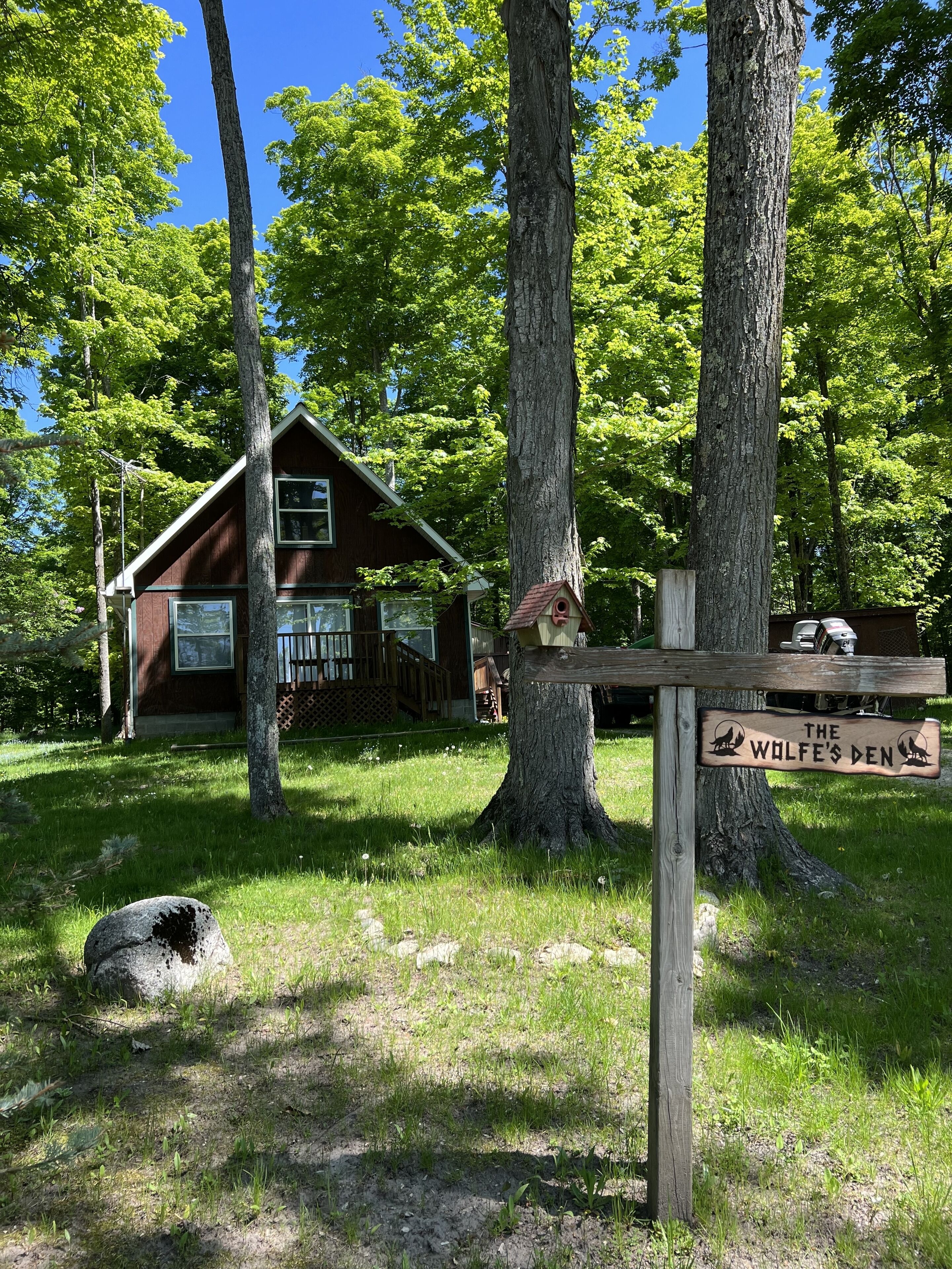 Cozy Lakeview cottage - Ideal fishing, hiking access. Nearby tourist attractions