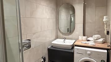 Dobbeltrom – deluxe | Bad | Dusj, regndusjhode, toalettartikler (inkludert) og håndklær