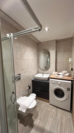 Deluxe Double Room | Bathroom | Shower, rainfall showerhead, free toiletries, towels