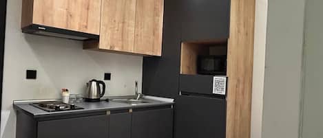 Deluxe Double Room | Private kitchen | Shared fridge, microwave, stovetop, electric kettle