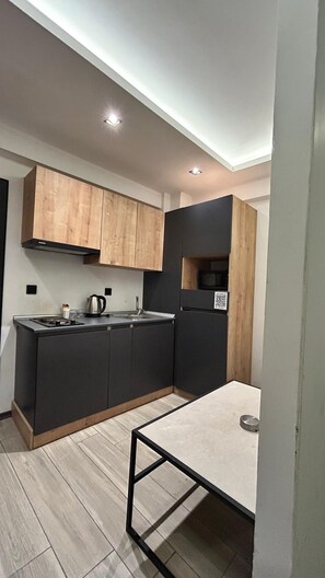 Habitación doble Deluxe | Cocina privada | Refrigerador, microondas, parrilla de estufa y tetera eléctrica 