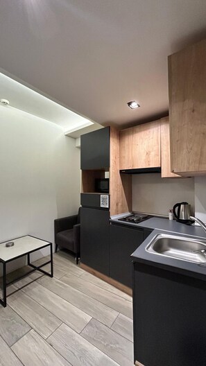 Deluxe Double Room | Private kitchen | Shared fridge, microwave, stovetop, electric kettle