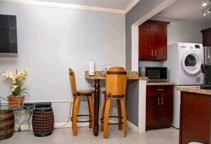 Coffee/tea maker, kitchen islands - Carter's Nest (Kingston)