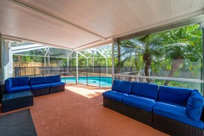 Una piscina al aire libre